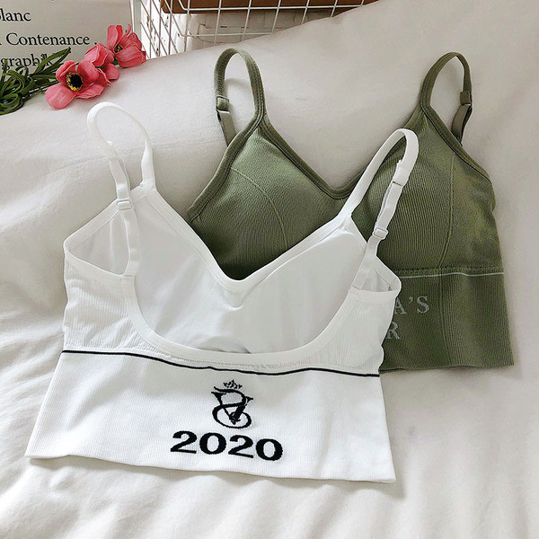 Női felső, hímzéssel és spitz nyakkivágással