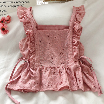 Női felső nyakkendővel és szögletes nyakkivágással