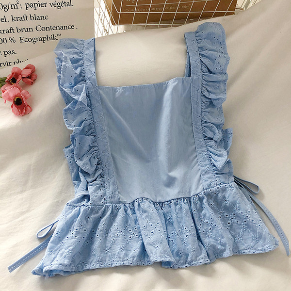 Női felső nyakkendővel és szögletes nyakkivágással