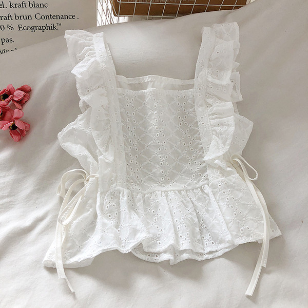 Női felső nyakkendővel és szögletes nyakkivágással