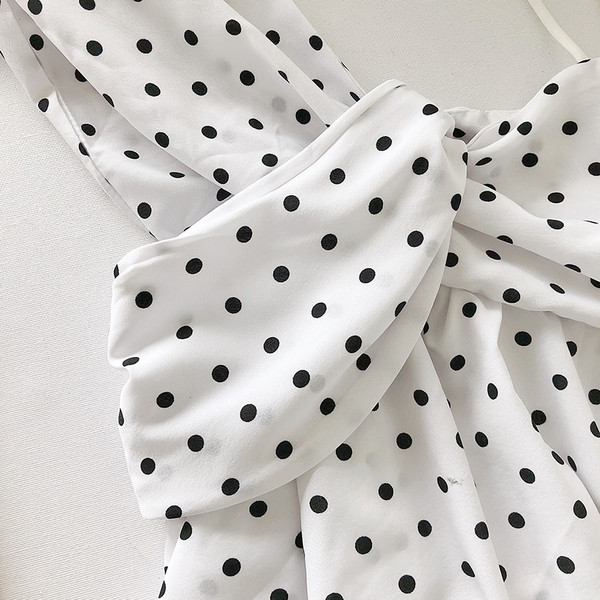 Kivágott, pöttyös női felső