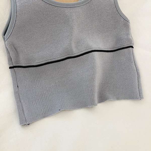 Napi női felső, széles pántokkal és hímzett felirattal