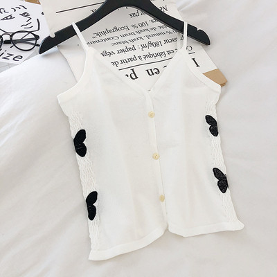 Női felső spitz nyakkivágással és hímzéssel