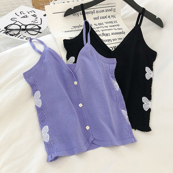 Női felső spitz nyakkivágással és hímzéssel