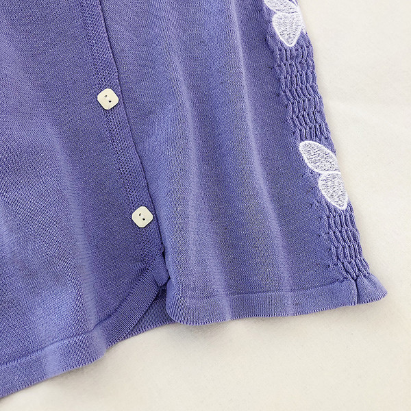 Női felső spitz nyakkivágással és hímzéssel