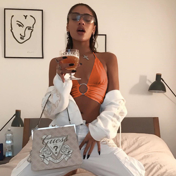 Modern női mellszoba fém elemekkel