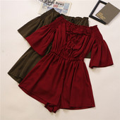 Modern női overall, nyakkendővel és rövid ujjú