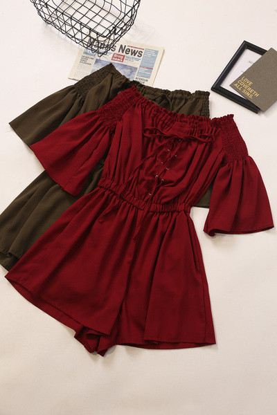 Modern női overall, nyakkendővel és rövid ujjú