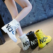 Őszi női textilcsizma felirattal