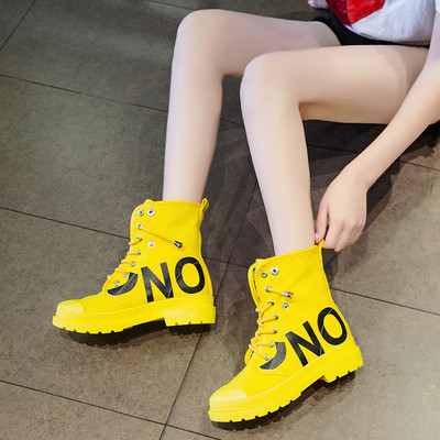 Őszi női textilcsizma felirattal