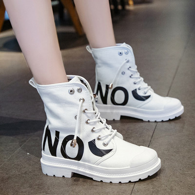 Őszi női textilcsizma felirattal