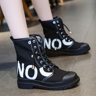 Őszi női textilcsizma felirattal