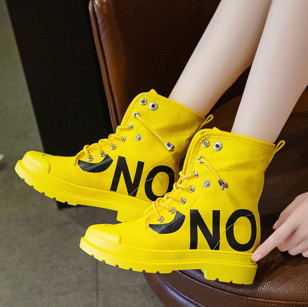 Őszi női textilcsizma felirattal