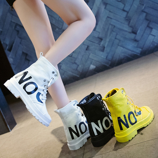 Őszi női textilcsizma felirattal