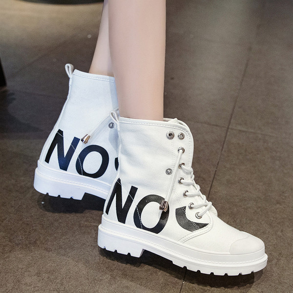 Őszi női textilcsizma felirattal