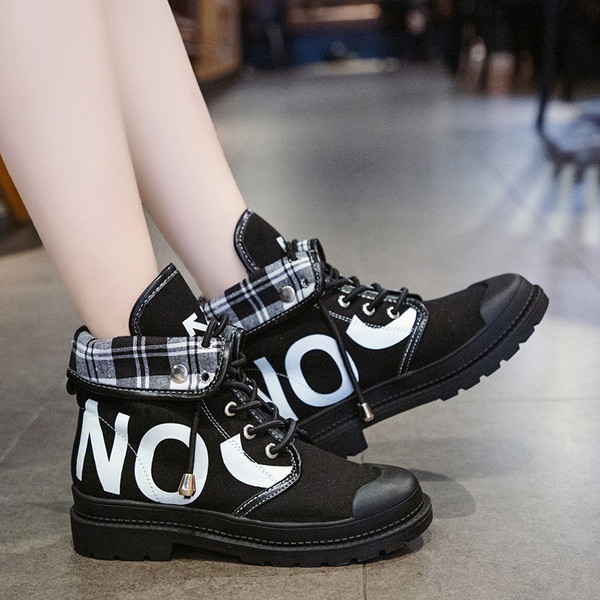 Őszi női textilcsizma felirattal