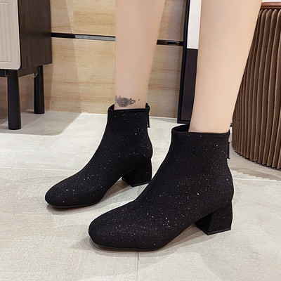 Μοντέρνες γυναικείες μπότες με χοντρά τακούνια και γυαλιστερό αποτέλεσμα