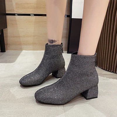 Μοντέρνες γυναικείες μπότες με χοντρά τακούνια και γυαλιστερό αποτέλεσμα