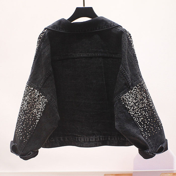 Stílusos női farmerdzseki kövekkel és mély zsebekkel