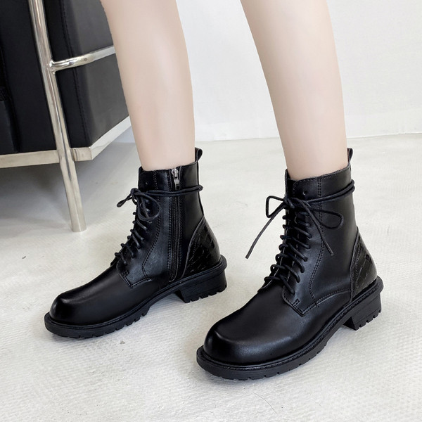 Γυναικείες έκο δερμάτινες μπότες με τραχιά σόλα