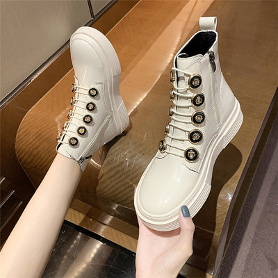 Lapos talpú női lakkcsizma új modellje