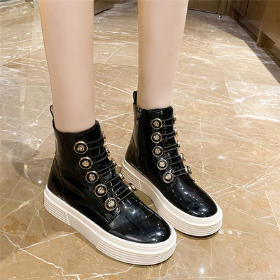 Lapos talpú női lakkcsizma új modellje