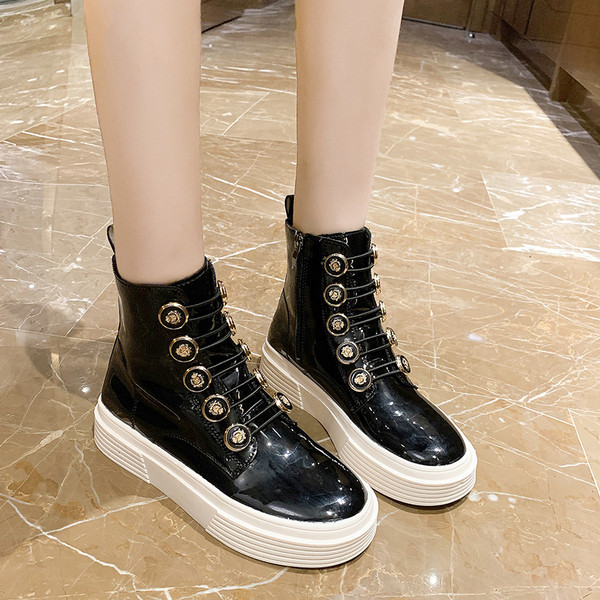 Lapos talpú női lakkcsizma új modellje