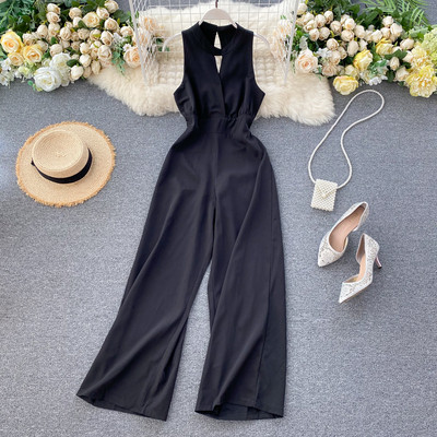 Μακριά γυναικεία ολόσωμη φόρμα με λαιμόκοψη