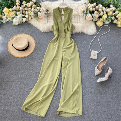 Μακριά γυναικεία ολόσωμη φόρμα με λαιμόκοψη