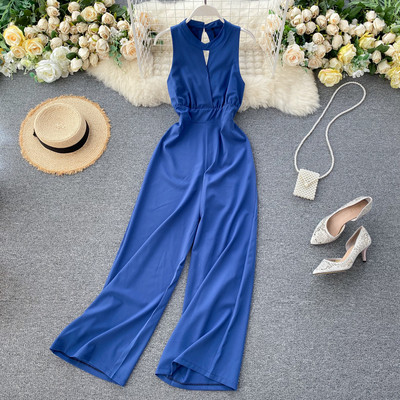 Μακριά γυναικεία ολόσωμη φόρμα με λαιμόκοψη