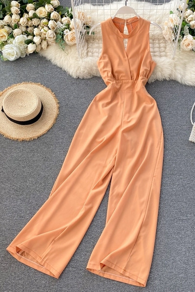 Μακριά γυναικεία ολόσωμη φόρμα με λαιμόκοψη