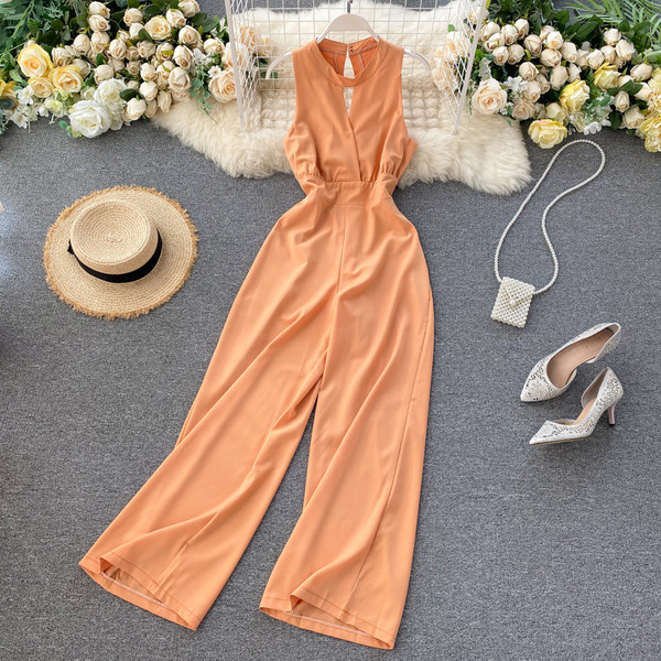 Μακριά γυναικεία ολόσωμη φόρμα με λαιμόκοψη