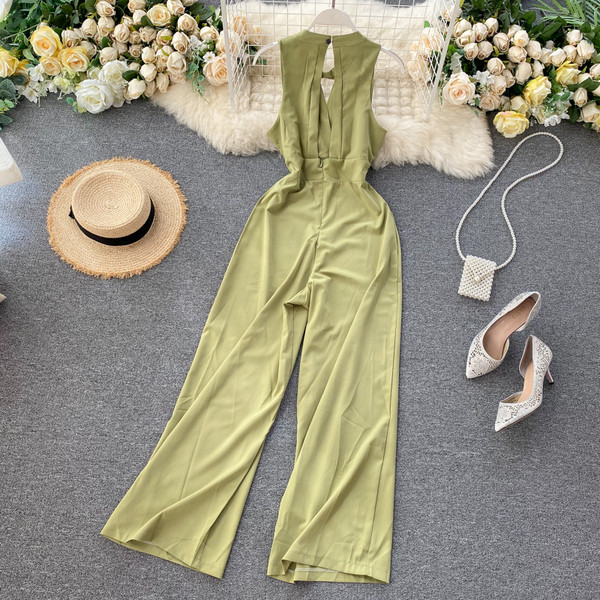 Μακριά γυναικεία ολόσωμη φόρμα με λαιμόκοψη