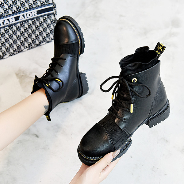 Öko-nahast ja kandilise madala kontsaga moodsad naiste saapad