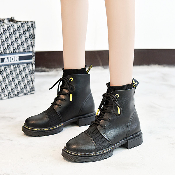 Öko-nahast ja kandilise madala kontsaga moodsad naiste saapad