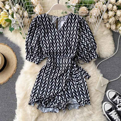 Must-valge spits-kaelusega naiste lühike kombinesoon