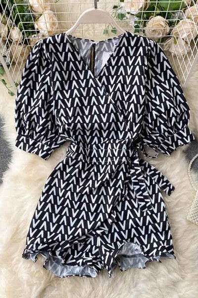 Must-valge spits-kaelusega naiste lühike kombinesoon