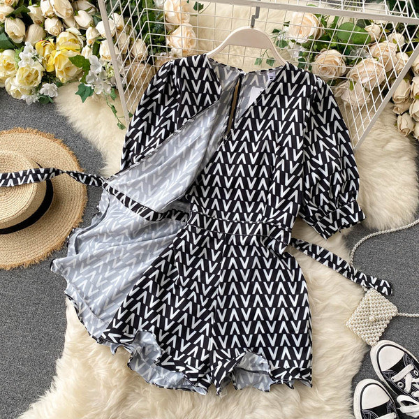 Must-valge spits-kaelusega naiste lühike kombinesoon