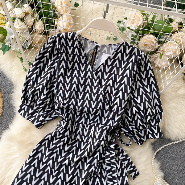 Must-valge spits-kaelusega naiste lühike kombinesoon