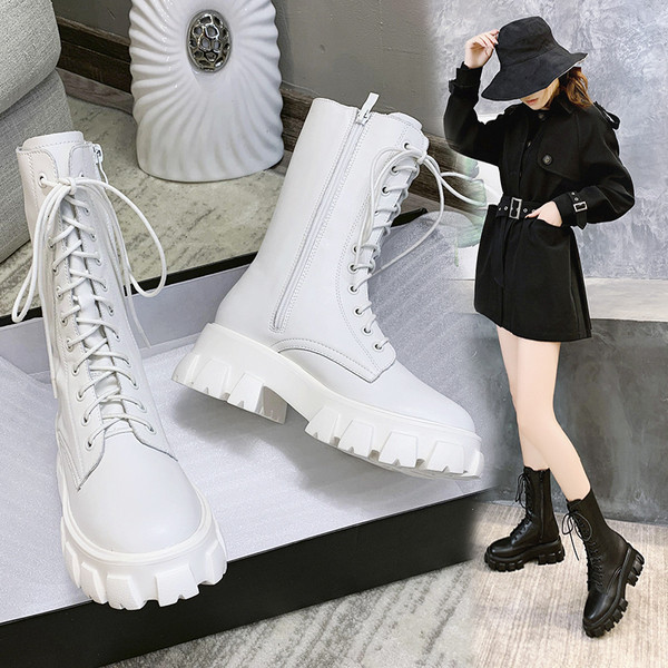 Nahast naiste saapad paelte ja krobelise tallaga