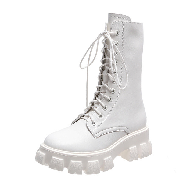 Nahast naiste saapad paelte ja krobelise tallaga