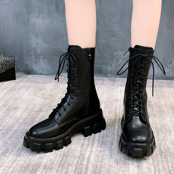 Nahast naiste saapad paelte ja krobelise tallaga