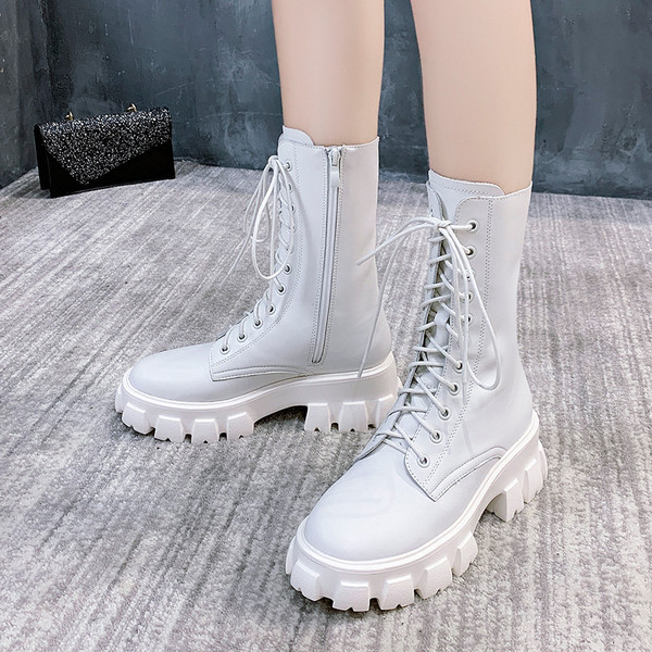 Nahast naiste saapad paelte ja krobelise tallaga