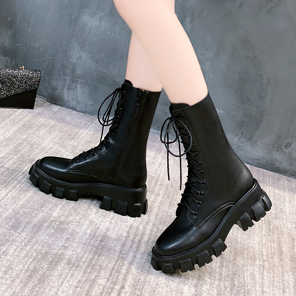 Nahast naiste saapad paelte ja krobelise tallaga