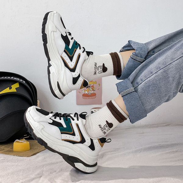 Γυναικεία αθλητικά παπούτσια - με κορδόνια και τραχιά σόλα