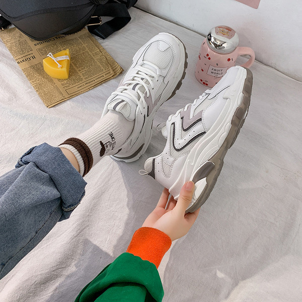 Γυναικεία αθλητικά παπούτσια - με κορδόνια και τραχιά σόλα