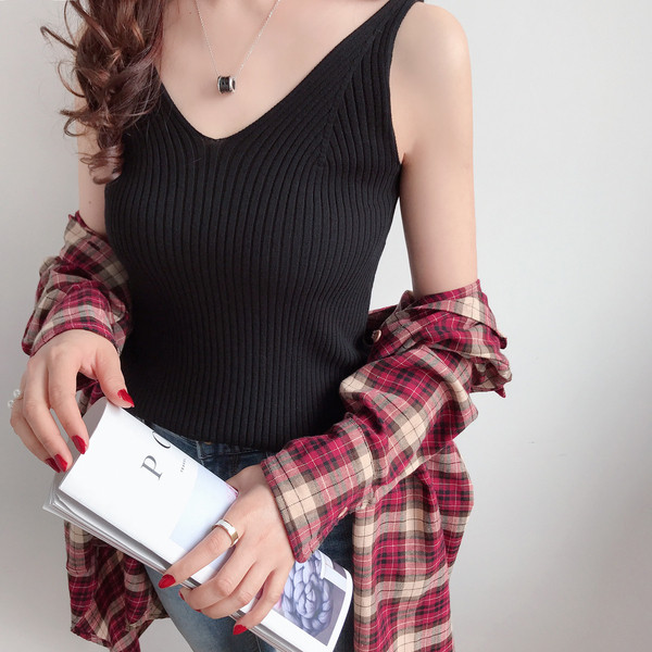 Μοντέρνο γυναικείο αμάνικο με φαρδύ λουράκι και λαιμόκοψη