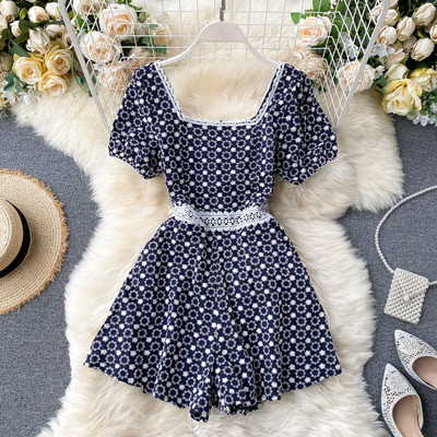 Lühikesed naiste kombinesoonid kandilise kaelusega ja lühikeste varrukatega