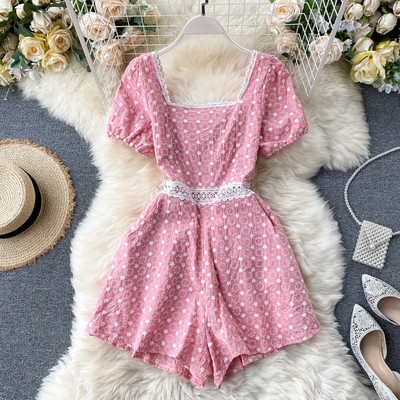 Lühikesed naiste kombinesoonid kandilise kaelusega ja lühikeste varrukatega