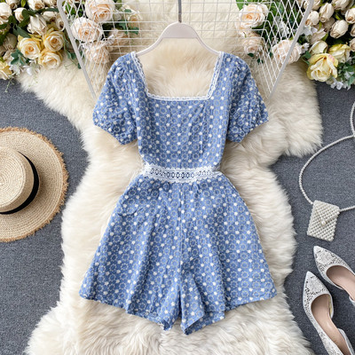 Lühikesed naiste kombinesoonid kandilise kaelusega ja lühikeste varrukatega